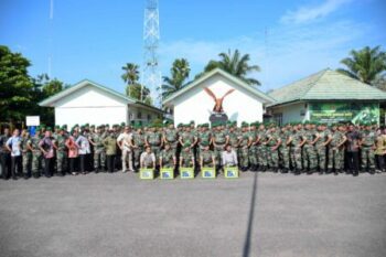 bentuk-kepedulian,-danrem-044/gapo-beri-bingkisan-lebaran-ke-anggota