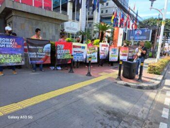 kpun-hadir-kembali-menggelar-unjuk-rasa-dan-bagi-bagi-ayam-hidup-di-kemendag-jakarta