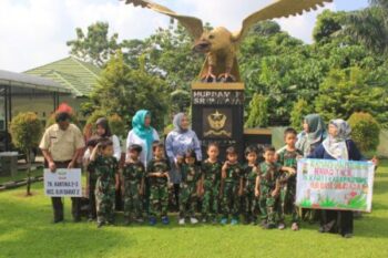 tanamkan-kepedulian-sesama-sejak-dini,-murid-tk-kartika-jaya-ikut-berbagi-takjil