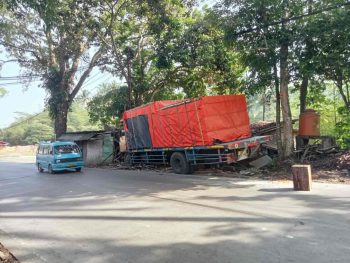 Truk Fuso Tabrak Warkop Di Cikembar Sukabumi Akibat Sopir Mengantuk